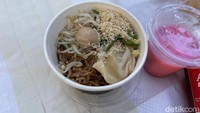 Bakmi Sultan menawarkan Bakmi Jamur seharga Rp 30.000. Bakminya disajikan dengan bakso, tauge, dan pangsit rebus. Foto: Detikfood / Sonia Basoni
