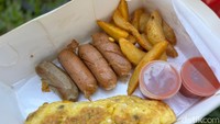 Ada juga camilan omelette dan sosis seharga Rp 30.000 yang ditawarkan oleh The Tavia Heritage. Foto: Detikfood / Sonia Basoni