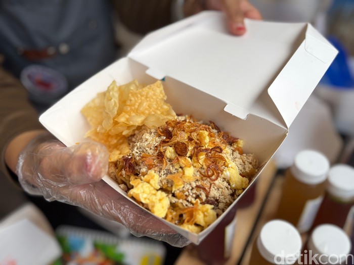 Di Festival HUT DKI, banyak kuliner menggoda yang sayang dilewatkan.