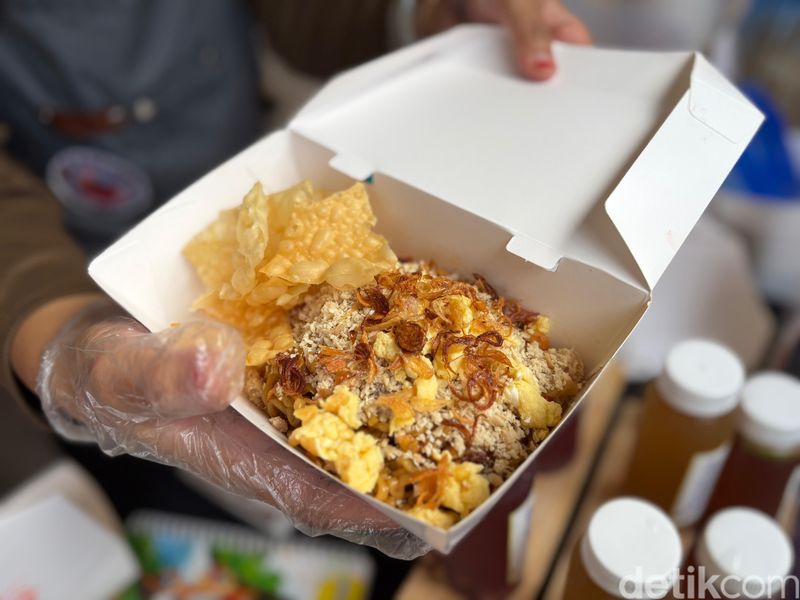 Di Festival HUT DKI, banyak kuliner menggoda yang sayang dilewatkan.