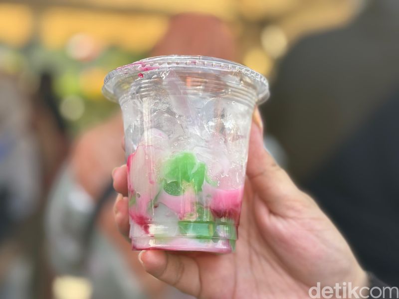 Di Festival HUT DKI, banyak kuliner menggoda yang sayang dilewatkan.