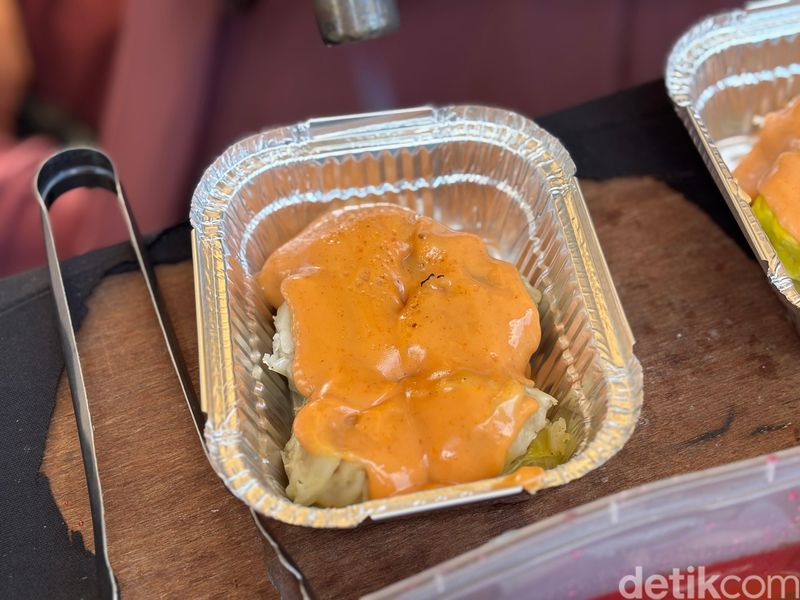 Di Festival HUT DKI, banyak kuliner menggoda yang sayang dilewatkan.