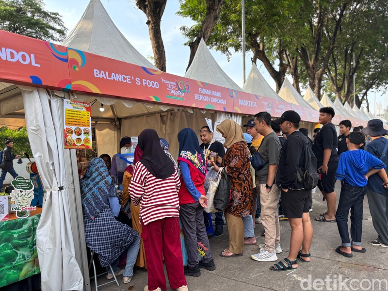 Di Festival HUT DKI, banyak kuliner menggoda yang sayang dilewatkan.