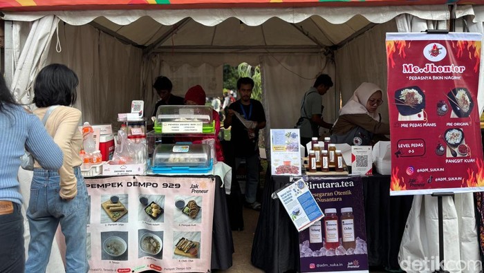 Di Festival HUT DKI, banyak kuliner menggoda yang sayang dilewatkan.