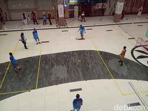 Saat Atrium Mal di Cirebon Disulap Jadi Arena Sepakbola Unik