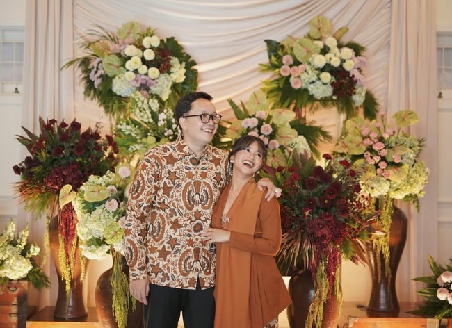 Tepat pada Sabtu (21/6/25) putri Ikke Nurjanah dan Aldi Bragi, Siti Adira Kania, resmi dilamar oleh kekasihnya, Adrian. Keduanya tampil kompak dalam busana bernuansa warna terakota. Foto: Instagram/@adirakania