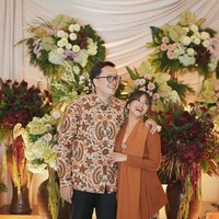 Tepat pada Sabtu (21/6/25) putri Ikke Nurjanah dan Aldi Bragi, Siti Adira Kania, resmi dilamar oleh kekasihnya, Adrian. Keduanya tampil kompak dalam busana bernuansa warna terakota. Foto: Instagram/@adirakania