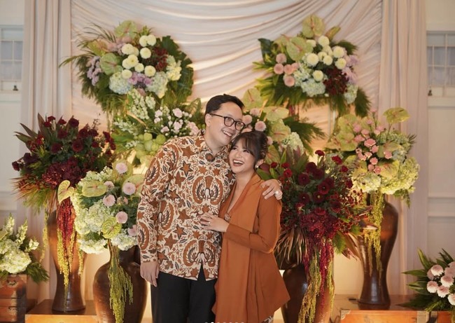 Adira tampil cantik kenakan kebaya klasik modern nan elegan. Kebaya polos berwarna terakota itu dipadukannya dengan kain lilit batik yang senada dengan kemeja calon suaminya. Foto: Instagram/@adirakania