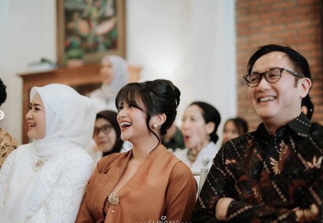 Acara berjalan lancar dengan Adira yang duduk di antara Ikke dan Aldi. Meski sudah bercerai namun Ikke dan Aldi tetap terlihat kompak di acara pertunangan putri mereka. Foto: Instagram/@adirakania