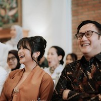 Acara berjalan lancar dengan Adira yang duduk di antara Ikke dan Aldi. Meski sudah bercerai namun Ikke dan Aldi tetap terlihat kompak di acara pertunangan putri mereka. Foto: Instagram/@adirakania