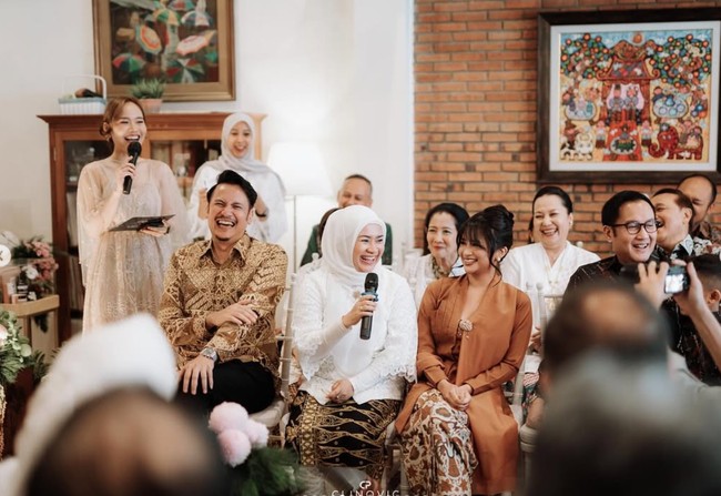 Kebahagiaan jelas terpancar di wajah Adira dan anggota keluarga. Ikke yang duduk di sebelah Adira sendiri tampak mengenakan kebaya modern berwarna putih lengkap dengan hijab. Foto: Instagram/@adirakania