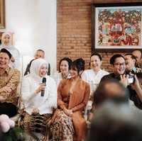 Kebahagiaan jelas terpancar di wajah Adira dan anggota keluarga. Ikke yang duduk di sebelah Adira sendiri tampak mengenakan kebaya modern berwarna putih lengkap dengan hijab. Foto: Instagram/@adirakania