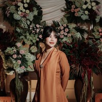 Penampilan Adira terlihat semakin cantik dan anggun dengan rambut yang disanggul ke belakang. Mempermanis tampilannya, wanita 25 tahun itu tampak membiarkan poni belah tengahnya terjatuh natural. Foto: Instagram/@adirakania