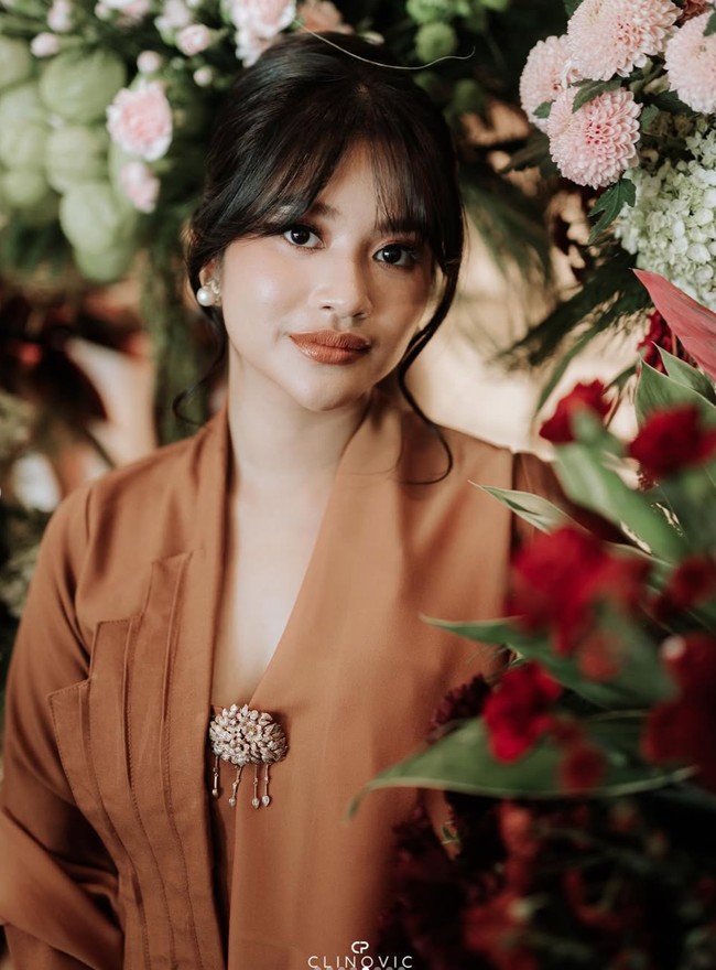Pancarkan pesona kecantikan alaminya, Adira juga memilih riasan natural yang flawless. Ditambah dengan lipstik warna kecoklatan yang senada dengan busananya, penampilan Adira terlihat soft. Foto: Instagram/@adirakania