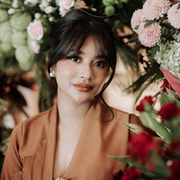 Pancarkan pesona kecantikan alaminya, Adira juga memilih riasan natural yang flawless. Ditambah dengan lipstik warna kecoklatan yang senada dengan busananya, penampilan Adira terlihat soft. Foto: Instagram/@adirakania