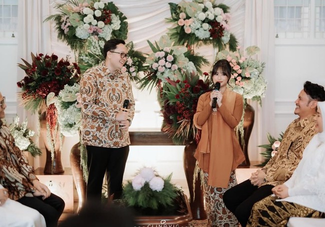 Foto-foto lamaran diunggah ke akun Instagram pribadi Adira dan banjir doa serta ucapan selamat.  Foto: Instagram/@adirakania