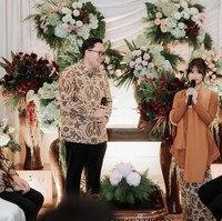 Foto-foto lamaran diunggah ke akun Instagram pribadi Adira dan banjir doa serta ucapan selamat.  Foto: Instagram/@adirakania