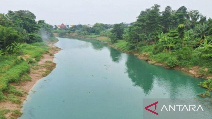 Air Sungai Citarum di Karawang berubah warna menjadi biru kehijauan, diduga akibat pencemaran salah satu pabrik kertas di Karawang. ANTARA/Ali Khumaini