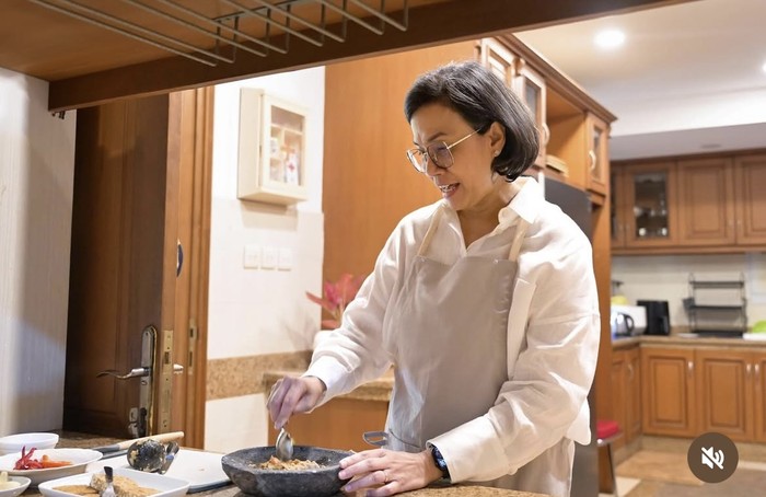 Sri Mulyani bagikan momen ketika membuat hidangan sambal tempe favoritnya.