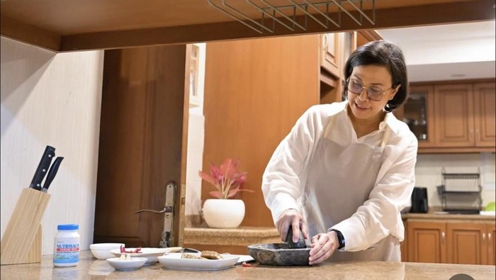 Sri Mulyani bagikan momen ketika membuat hidangan sambal tempe favoritnya.