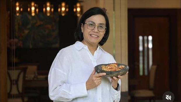 Sri Mulyani bagikan momen ketika membuat hidangan sambal tempe favoritnya.