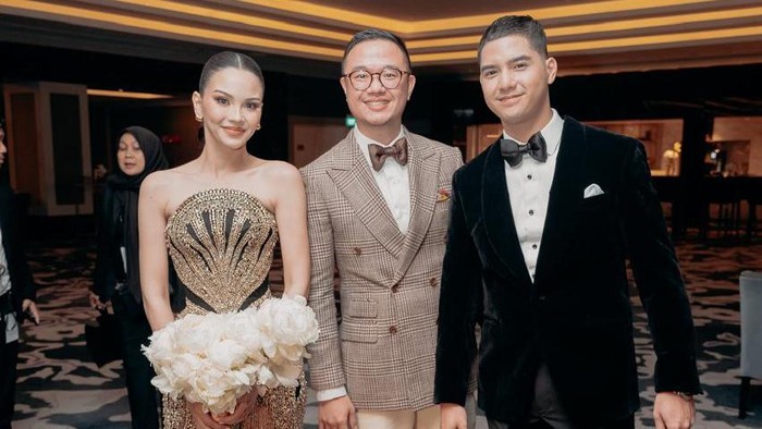 Jonathan Wongso bersama Al Ghazali dan Alyssa Daguise di hari pernikahan.