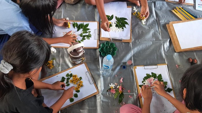 Anak-anak belajar membaca, menggambar, dan mendengar buku cerita anak di Basir Jahan, Sabaru. Foto: Dokumentasi RBB.