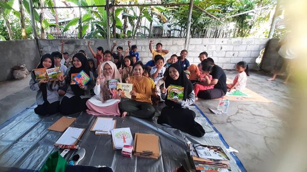 Anak-anak belajar membaca, menggambar, dan mendengar buku cerita anak di Basir Jahan, Sabaru. Foto: Dokumentasi RBB.