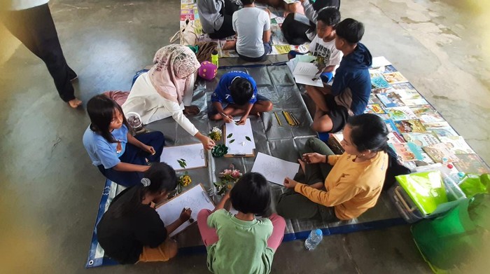 Anak-anak belajar membaca, menggambar, dan mendengar buku cerita anak di Basir Jahan, Sabaru. Foto: Dokumentasi RBB.