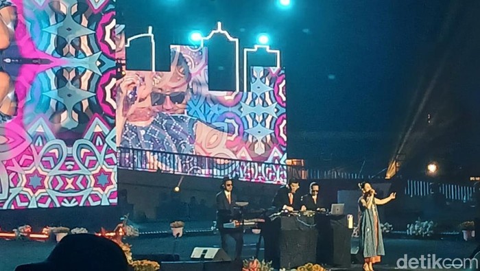 Andien di panggung Perayaan HUT ke-498 Kota Jakarta.