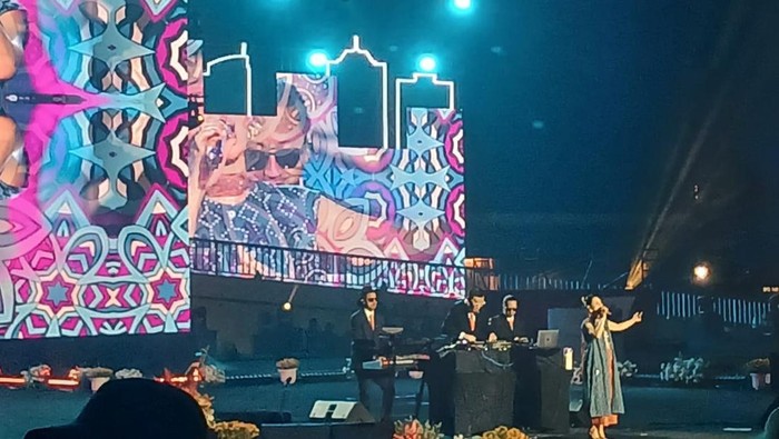 Andien dan Diskoria Andien dan Diskoria di HUT Jakarta.