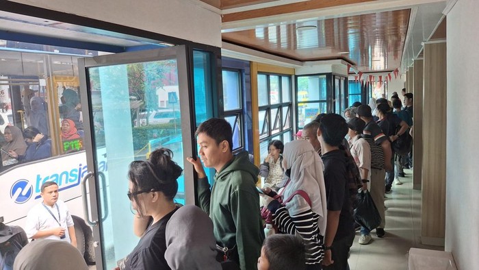 Antrean penumpang TransJabodetabek Bogor-Blok M