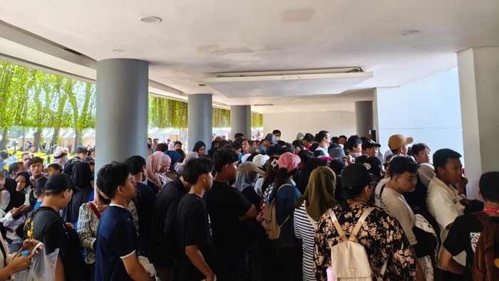 Antusiame warga jelang puncak perayaan HUT ke-498 Jakarta sudah terlihat di Lapangan Banteng, Jakarta Pusat. (Fadil/detikcom)