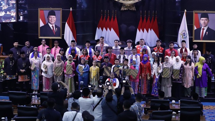 Atlet-atlet DKI Jakarta mendapat penghargaan di Hari Ulang Tahun ke-498, Minggu (22/6/2025).