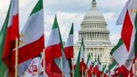 Selain memasang foto para korban, peserta aksi juga mengibarkan bendera Iran sebagai simbol solidaritas. Mereka juga membawa poster bertuliskan tuntutan pembebasan tahanan politik dan keadilan bagi para korban kekerasan negara. Nama-nama tokoh yang dipenjara atau dieksekusi oleh rezim Iran turut disebutkan dalam orasi. (REUTERS/Kevin Mohatt)