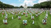 Bendera Iran dan deretan foto para korban kekerasan pemerintah Iran terpajang di National Mall, dekat Gedung Capitol, Washington, D.C., Amerika Serikat, Jumat (20/6/2025). Aksi ini merupakan bagian dari demonstrasi yang diorganisasi aktivis diaspora Iran yang mendukung perubahan rezim oleh rakyat. (REUTERS/Kevin Mohatt)