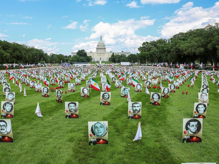 Bendera dan Foto Korban Iran Penuhi Gedung Capitol AS