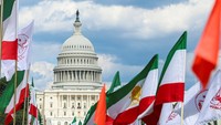 Kelompok yang terlibat antara lain pendukung Reza Pahlavi, organisasi oposisi MEK, serta jaringan seperti NUFDI dan Farashgard. Mereka menegaskan pentingnya peran rakyat Iran sendiri dalam membentuk sistem pemerintahan yang demokratis dan bebas dari represi. (REUTERS/Kevin Mohatt)