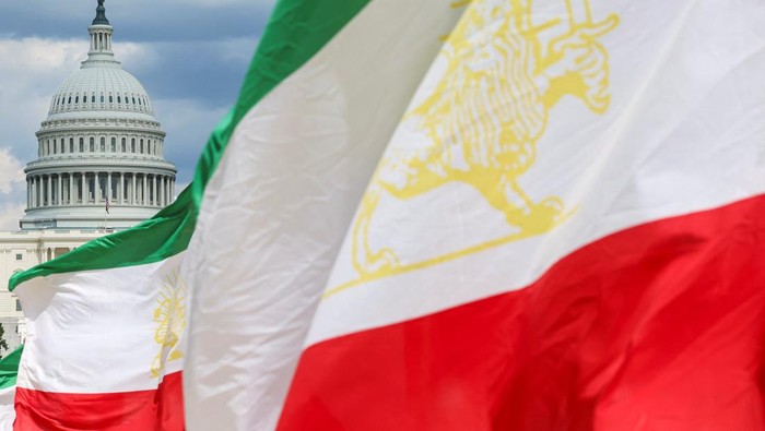 Bendera dan Foto Korban Iran Penuhi Gedung Capitol AS Iranian flags and photographs honoring people killed in Iran are displayed on the National Mall near the U.S. Capitol as part of a demonstration organized by activists who support regime change by the people of Iran, in Washington, D.C., U.S., June 20, 2025. REUTERS/Kevin Mohatt