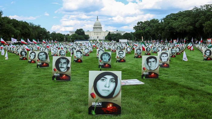 Bendera dan Foto Korban Iran Penuhi Gedung Capitol AS Iranian flags and photographs honoring people killed in Iran are displayed on the National Mall near the U.S. Capitol as part of a demonstration organized by activists who support regime change by the people of Iran, in Washington, D.C., U.S., June 20, 2025. REUTERS/Kevin Mohatt
