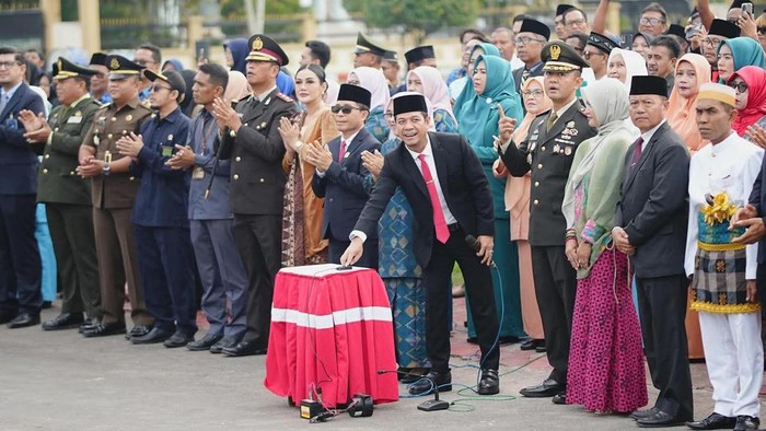 Bupati Dompu bersama jajaran Forum Koordinasi Pimpinan Daerah (Forkopimda) saat menekan sirine launching Festival Lakey. (IST)