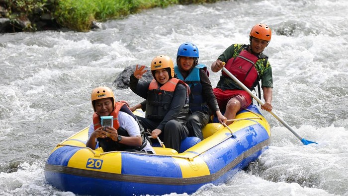Bupati Ipuk Fiestiandani tengah menikmati keindahan alam Swiss Van Songgon Banyuwangi
