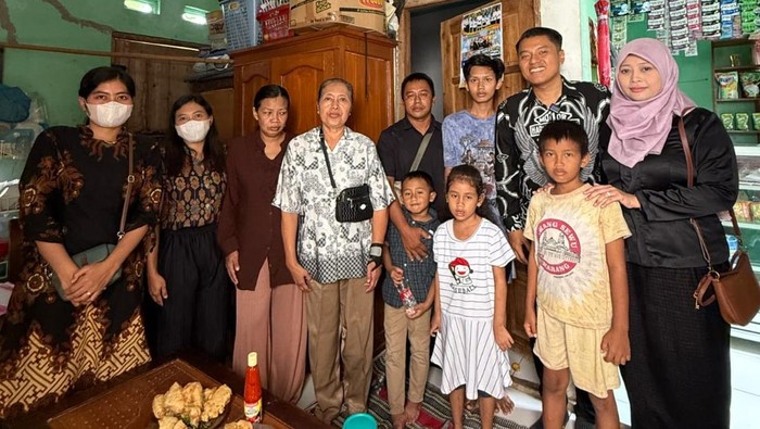 Sekretaris Damkar Kota Semarang, Ade Bhati, pertemukan Noval dengan saudara jauhnya dari Salatiga yang 17 tahun tak permah berkomunikasi, Minggu (22/6/2025).