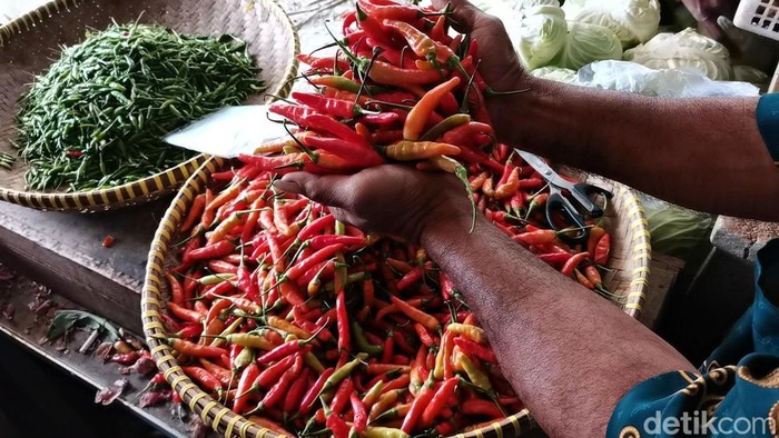 Cabai merah di Pasar Induk Banjarnegara, Minggu (22/6/2025). Harga sayuran disebut mengalami kenaikan 100% buntut demo sopir truk menolak aturan ODOL.