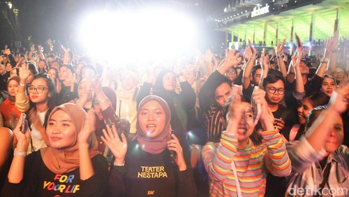 Suasana malam di Gak Bakal Rugi Stage, Istora Senayan, Jakarta, mendadak semakin semarak ketika RAN naik ke atas panggung dalam gelaran Allo Bank Festival 2025, Sabtu (21/6). Trio ikonis yang terdiri dari Rayi, Asta, dan Nino itu sukses membakar semangat penonton lewat penampilan energik dan penuh warna.