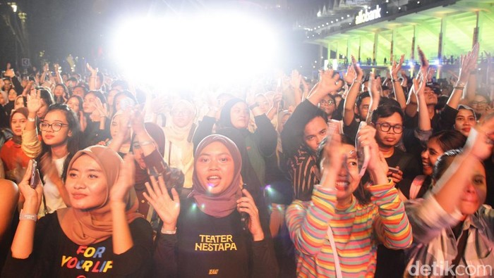Suasana malam di Gak Bakal Rugi Stage, Istora Senayan, Jakarta, mendadak semakin semarak ketika RAN naik ke atas panggung dalam gelaran Allo Bank Festival 2025, Sabtu (21/6). Trio ikonis yang terdiri dari Rayi, Asta, dan Nino itu sukses membakar semangat penonton lewat penampilan energik dan penuh warna.