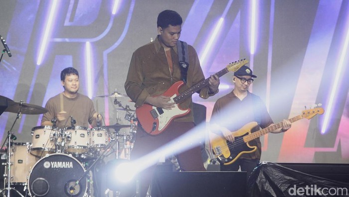 Suasana malam di Gak Bakal Rugi Stage, Istora Senayan, Jakarta, mendadak semakin semarak ketika RAN naik ke atas panggung dalam gelaran Allo Bank Festival 2025, Sabtu (21/6). Trio ikonis yang terdiri dari Rayi, Asta, dan Nino itu sukses membakar semangat penonton lewat penampilan energik dan penuh warna.