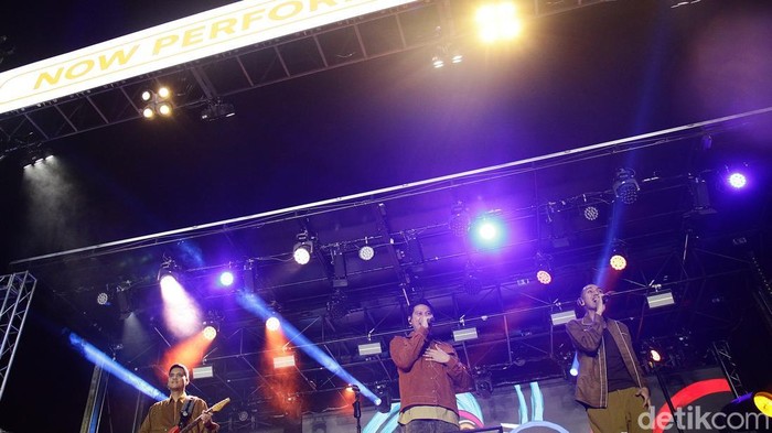 Suasana malam di Gak Bakal Rugi Stage, Istora Senayan, Jakarta, mendadak semakin semarak ketika RAN naik ke atas panggung dalam gelaran Allo Bank Festival 2025, Sabtu (21/6). Trio ikonis yang terdiri dari Rayi, Asta, dan Nino itu sukses membakar semangat penonton lewat penampilan energik dan penuh warna.
