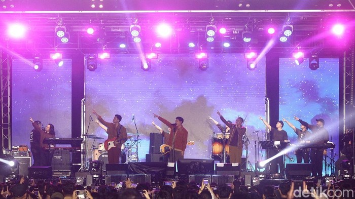 Suasana malam di Gak Bakal Rugi Stage, Istora Senayan, Jakarta, mendadak semakin semarak ketika RAN naik ke atas panggung dalam gelaran Allo Bank Festival 2025, Sabtu (21/6). Trio ikonis yang terdiri dari Rayi, Asta, dan Nino itu sukses membakar semangat penonton lewat penampilan energik dan penuh warna.