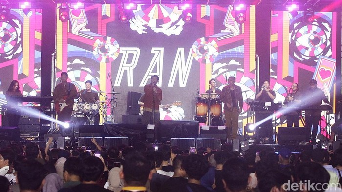 Suasana malam di Gak Bakal Rugi Stage, Istora Senayan, Jakarta, mendadak semakin semarak ketika RAN naik ke atas panggung dalam gelaran Allo Bank Festival 2025, Sabtu (21/6). Trio ikonis yang terdiri dari Rayi, Asta, dan Nino itu sukses membakar semangat penonton lewat penampilan energik dan penuh warna.
